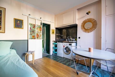 Kitchen or kitchenette, Seating area, Dining area