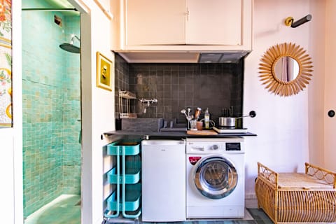 Bathroom, Kitchen or kitchenette, washing machine