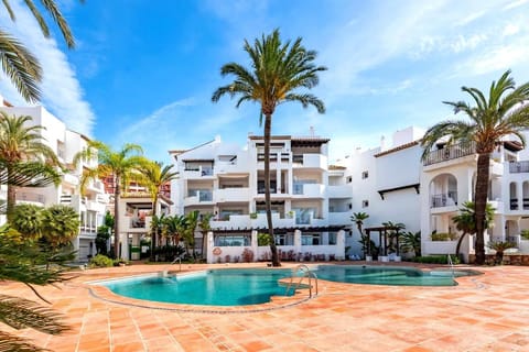 Property building, Day, Pool view, Swimming pool, Location