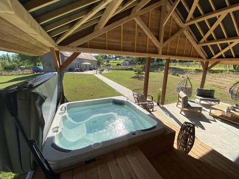 Patio, Day, Natural landscape, Garden, Hot Tub, Garden view, Pool view, Swimming pool, sunbed
