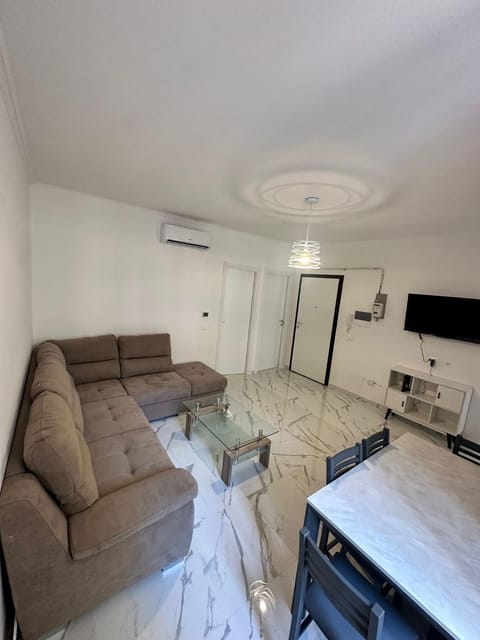 Communal lounge/ TV room, Dining area, air conditioner