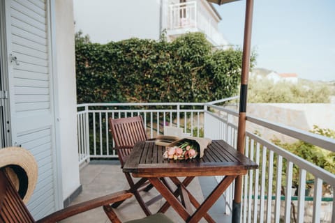 Spring, Day, Seating area, Garden view