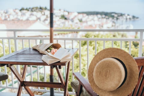 Natural landscape, Balcony/Terrace, Sea view