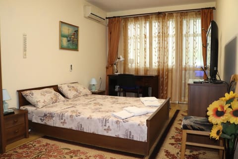 TV and multimedia, Photo of the whole room, Seating area, Bedroom