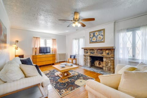 Trendy South Euclid Apt - 5 Mi to Cleveland Clinic Apartment in Cleveland Heights