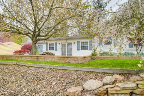 Spacious Studio - 5 Mi to MGM Northfield Park! Apartment in Lake Erie