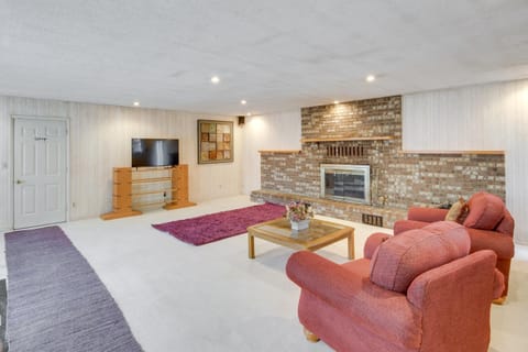 Spacious Studio - 5 Mi to MGM Northfield Park! Apartment in Lake Erie