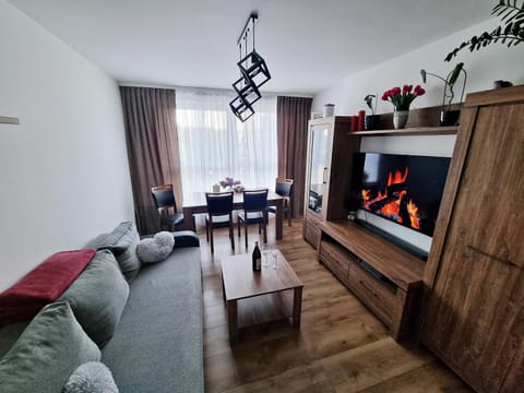 TV and multimedia, Living room, Seating area, Evening entertainment