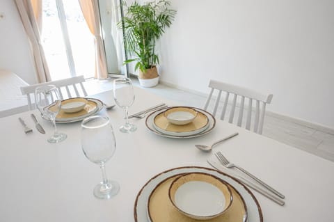 Food and drinks, Dining area, Food