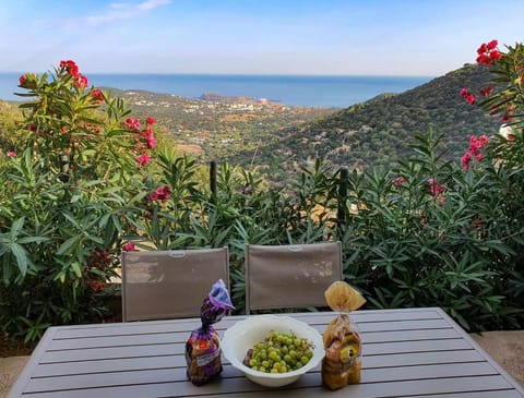 View (from property/room), Balcony/Terrace, Dining area, Sea view