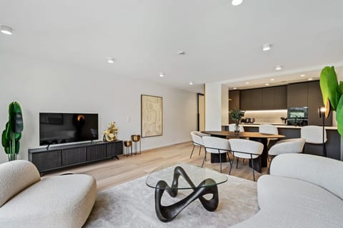 TV and multimedia, Kitchen or kitchenette, Living room, Seating area, Dining area