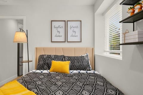 Brand New Designer's Modern 1BR Home 1min to I-5 Apartment in Lynnwood