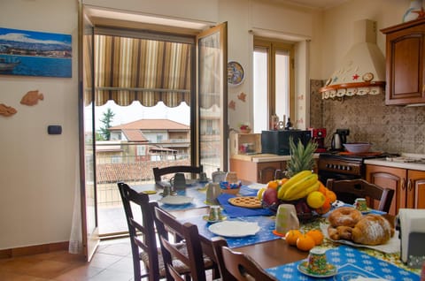 Coffee/tea facilities, Food and drinks, Dining area, Breakfast, Continental breakfast
