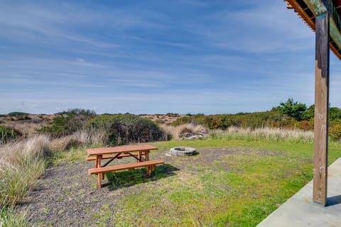 Ocean Shores Retreat with Fire Pit - Walk to Beach! House in Ocean Shores