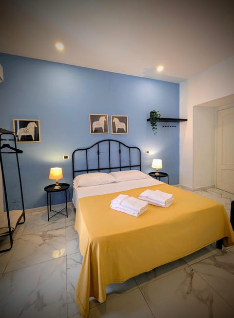 Bed, Bedroom, towels