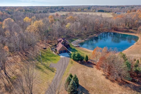 11 Acre Wood - Cabin getaway - fishing & swimming pond - hot tub Cabin in Fennville