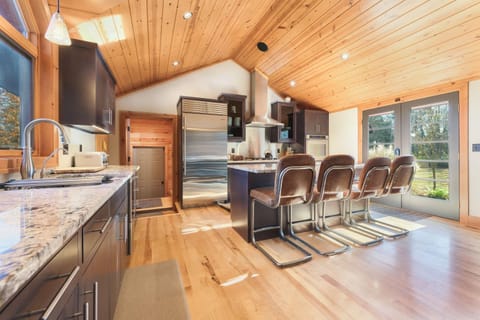 11 Acre Wood - Cabin getaway - fishing & swimming pond - hot tub Cabin in Fennville