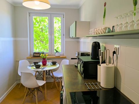 Coffee/tea facilities, Kitchen or kitchenette, Dining area, minibar
