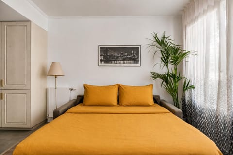 Communal lounge/ TV room, Bed, People, Living room, Photo of the whole room, Decorative detail, children, young children, Family, Parking, heating, internet, storage, elevator