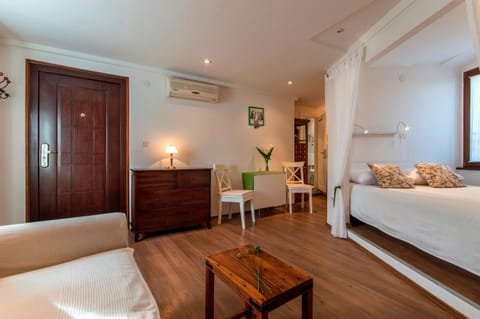 Seating area, air conditioner