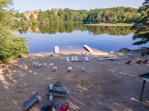 Goshorn 18 - Located in Goshorn Lake Resort - Shared pool - Lake access House in Saugatuck
