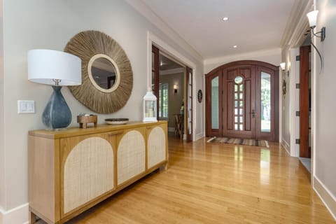 Private Pool & Lake MI access, hot tub, putting green, basketball court, and more! House in Douglas