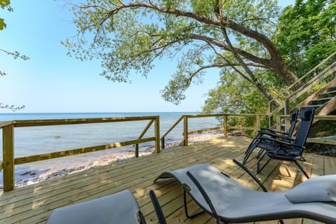 Private Pool & Lake MI access, hot tub, putting green, basketball court, and more! House in Douglas