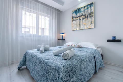 Bed, Bedroom, towels, air conditioner