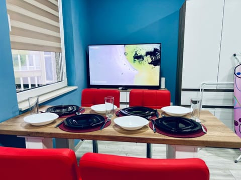 TV and multimedia, Living room, Seating area, Dining area