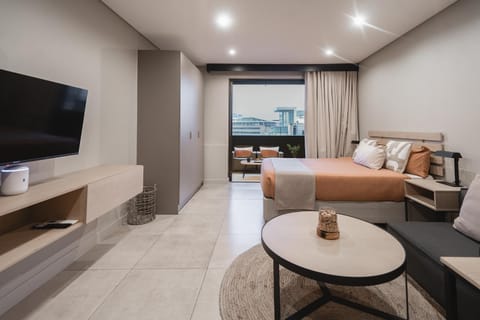 Bed, TV and multimedia, Balcony/Terrace, Living room, Photo of the whole room, Seating area, Evening entertainment, Bedroom