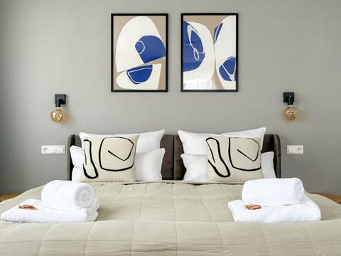 Bed, Photo of the whole room, Bedroom, towels