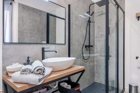 Shower, Bathroom, towels