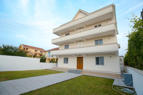 Property building, Garden, View (from property/room), Balcony/Terrace, Garden view