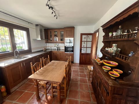 Kitchen or kitchenette, Dining area, dishwasher, oven, stove