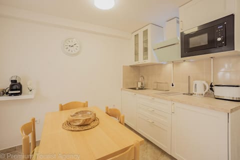 Coffee/tea facilities, Kitchen or kitchenette, Dining area, stove