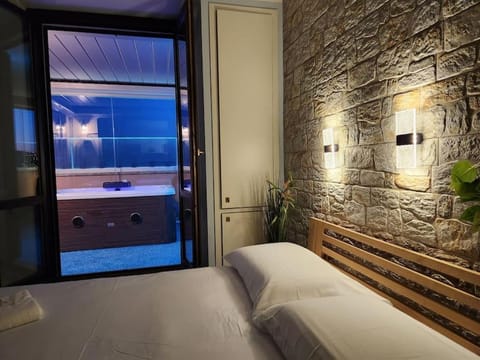 Hot Tub, Photo of the whole room