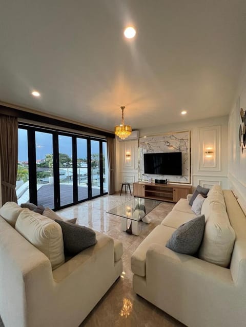 Communal lounge/ TV room, TV and multimedia, Living room, Seating area, Evening entertainment
