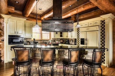 Kitchen or kitchenette, Dining area, minibar, toaster