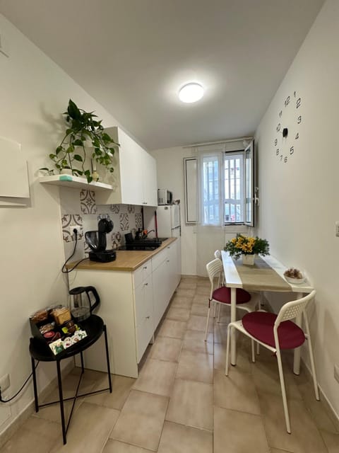 Coffee/tea facilities, Kitchen or kitchenette, Dining area, minibar, stove