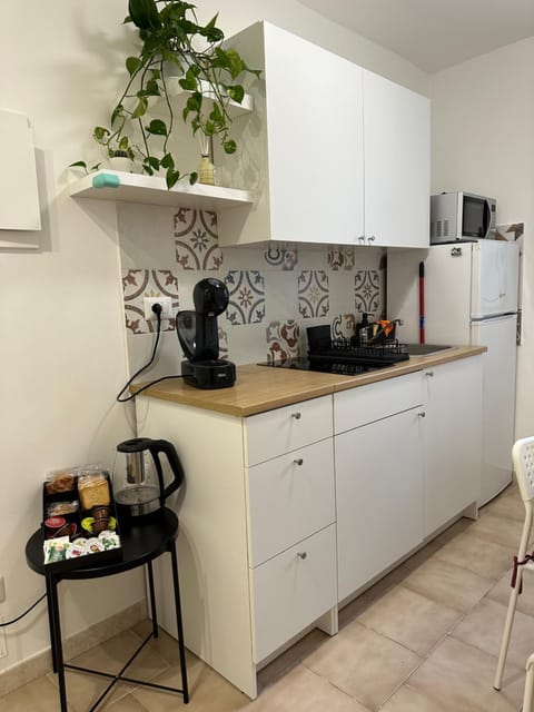 Coffee/tea facilities, Kitchen or kitchenette, Dining area, minibar, stove