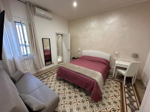 Bed, Photo of the whole room, Bedroom, Inner courtyard view, furniture, hair dresser, locker, locker