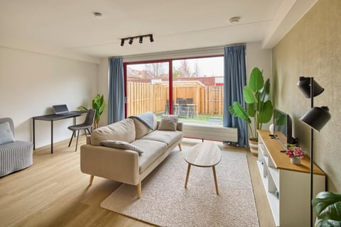 Garden, TV and multimedia, Living room, Seating area
