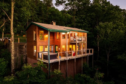 Property building, Patio, Spring, Day, Natural landscape, Garden, View (from property/room), Balcony/Terrace