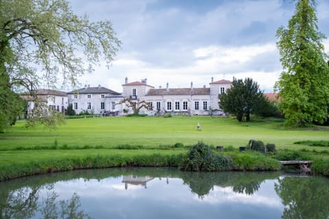 Property building, Spring, Day, Natural landscape, Garden, Garden, Garden view, Lake view, Landmark view, River view, pet friendly, pet friendly