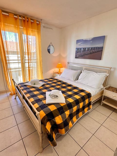 Bed, towels