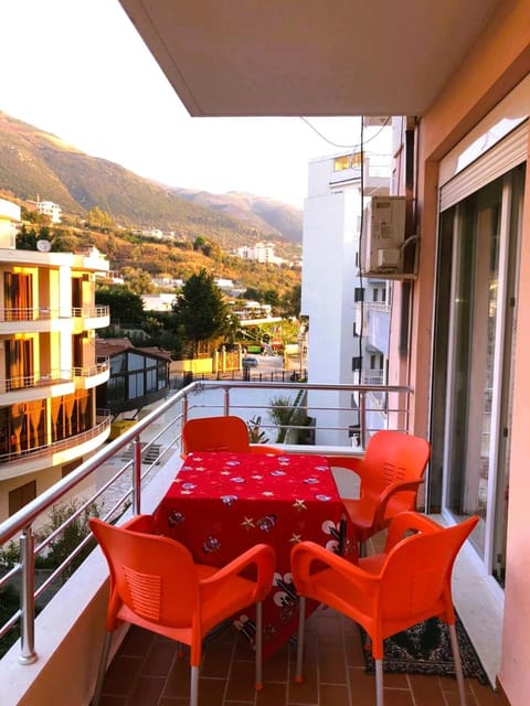 Patio, Day, Natural landscape, View (from property/room), Balcony/Terrace, Seating area, Dining area, City view, Mountain view