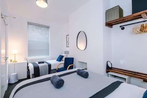 Bed, Photo of the whole room, Bedroom, towels