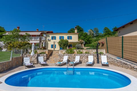 Property building, Patio, Day, Garden, Garden view, Pool view, Swimming pool, sunbed