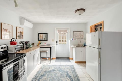 Coffee/tea facilities, Kitchen or kitchenette, Dining area, oven, stove, toaster
