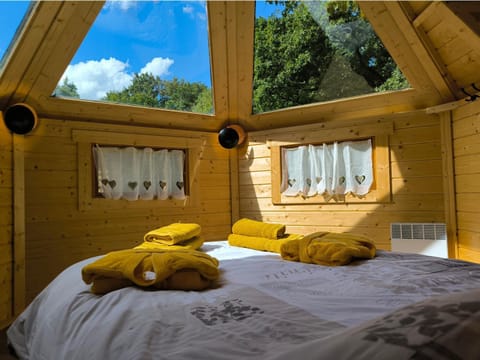 Bed, Photo of the whole room, Bedroom, towels